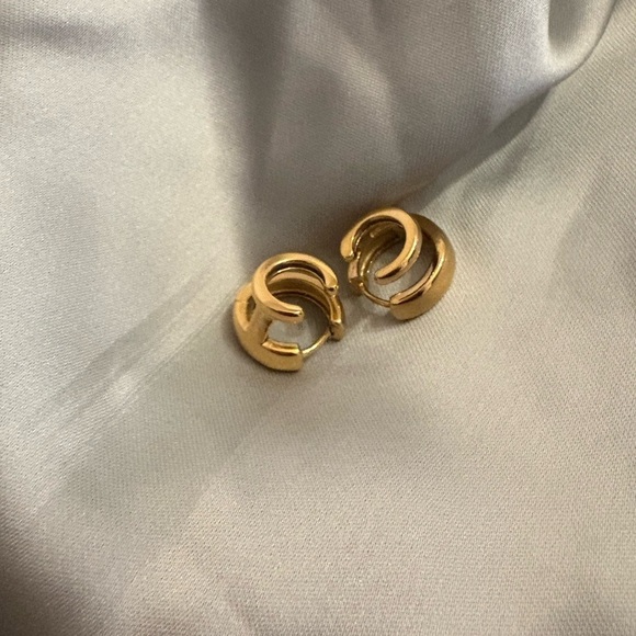 Elegant Gold Hoop Earrings - Picture 6 of 7